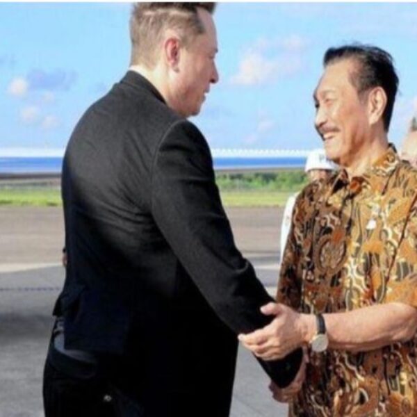 Elon Musk Tiba di Bali, Luhut Binsar Panjaitan Gesit Menyambut