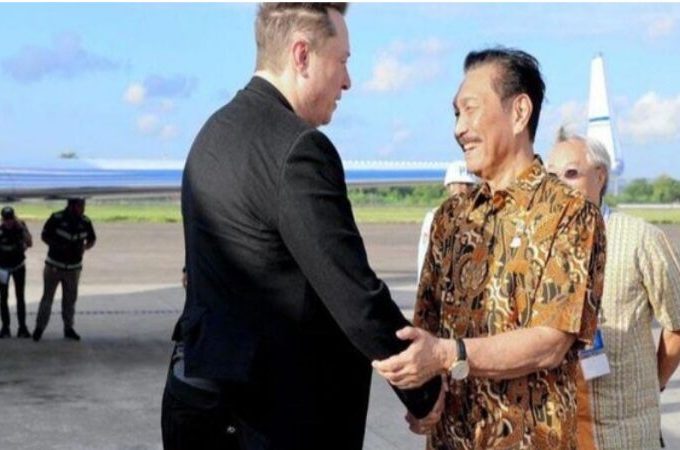 Elon Musk Tiba di Bali, Luhut Binsar Panjaitan Gesit Menyambut