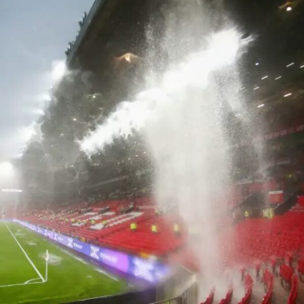 Duh Atap Stadion Bocor Mirip Air Terjun saat Duel Manchester United Vs Arsenal