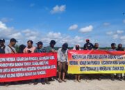 Warga Merbuk Tutupi Mulut Pakai Lakban