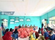 Era Serahkan 309 Paket Sembako PT Timah ke Warga Desa Beriga