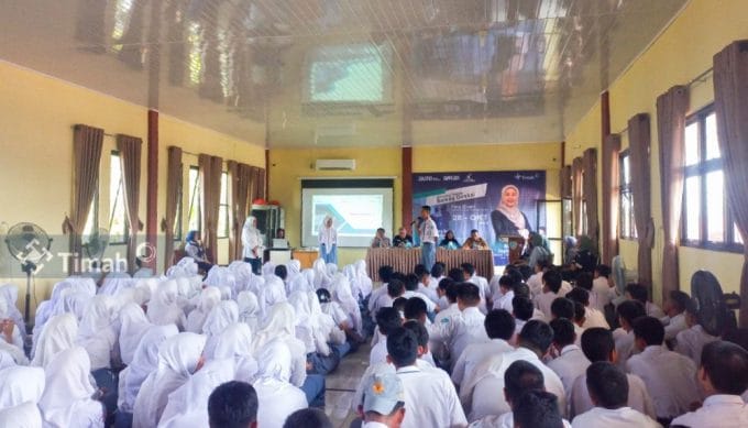 Kembali ke SMA N 1 Mentok, Fina Eliani Serahkan Tiga Unit Laptop