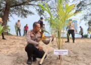 Kapolres Bangka Tengah Turut Tanam Pohon di Pantai Sinar Laut