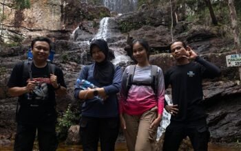 Air Terjun Manjang Merah Buat Dua Wanita asal Sungailiat Ketagihan