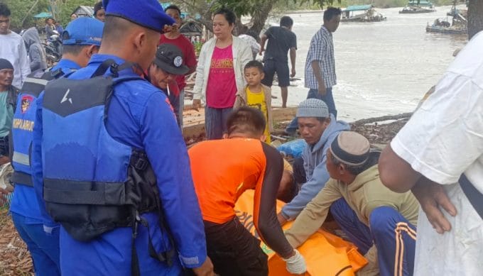 Tercebur saat Pulang Melaut, Nelayan 16 Tahun Ditemukan di Pinggir Pantai Romodong
