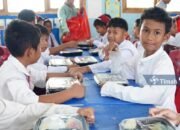 PT Timah dan HNSI Bangka Berikan Makan Bergizi di SDN 04 Puding Besar