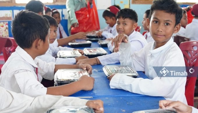 PT Timah dan HNSI Bangka Berikan Makan Bergizi di SDN 04 Puding Besar