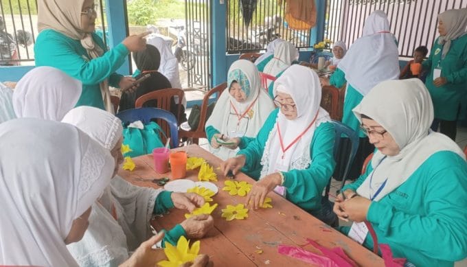 Sekolah Lansia Berdaya dapat Seragam Baru