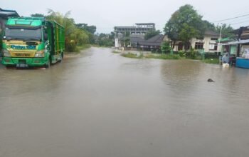 Curah Hujan Tinggi Bukan Banjir Penghargaan, Aparatur Kelurahan Srimenanti Siap Siaga