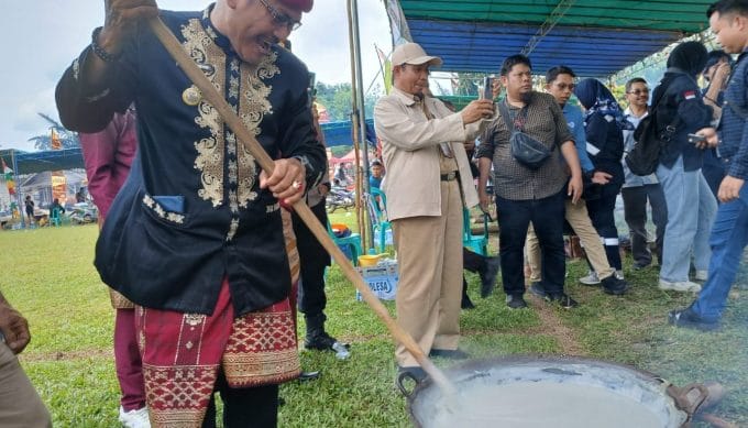 Dukung Pesta Adat Desa Penyampak, PT Timah Berikan Bantuan untuk Dodol Bergema