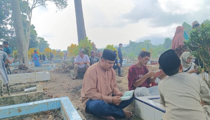 Isak Tangis Warnai Acara Ruwah Kubur Desa Perlang
