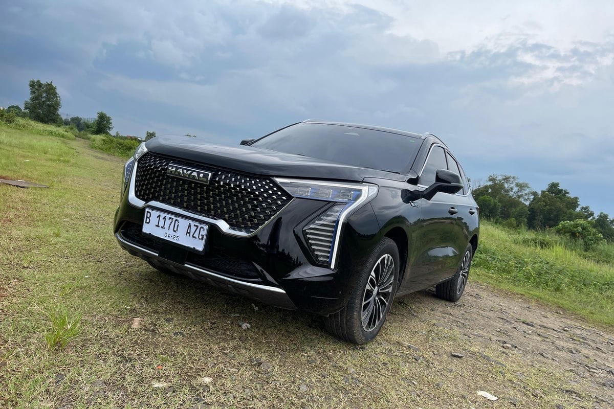 Ilustrasi Haval Jolion Ultra HEV yang sedang melaju di jalanan