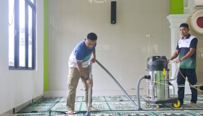 Karyawan PT Timah Bersihkan Musala Al Mukhbitin