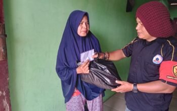 Kopi Toboali Serahkan 10 Paket Sembako dan uang ke Kaum Duafa