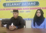 Ditemani Istri, Rustam Jasli Ambil Formulir di Partai Golkar