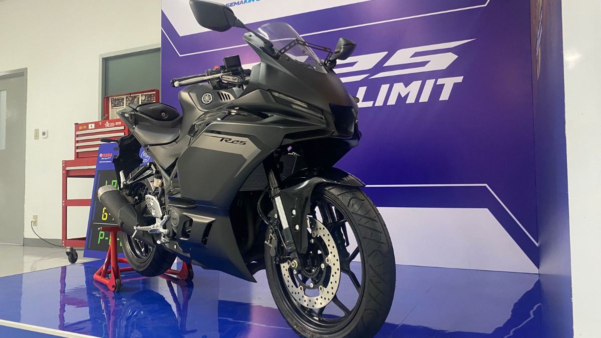 Yamaha R25 2025 Euro 5+ tampak depan dengan desain agresif