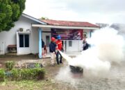 Tenaga Medis Klinik Pratama Perayun Diajari Memadamkan Api Kebakaran