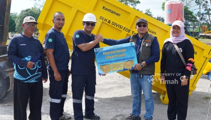 PT Timah Bantu Perbaiki Kontainer Sampah di Bangka