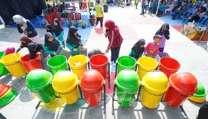 SDN 1 Pemali Dapat Lima Set Tempay Sampah dan Bibit Hidroponik