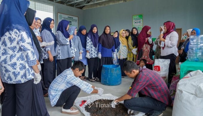 Ibu-ibu Kawasan Semenggah Dilatih Buat Kompos dari Limbah