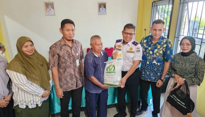155 KPM di Kelurahan Air Kepala Tujuh Dapat Beras Gratis
