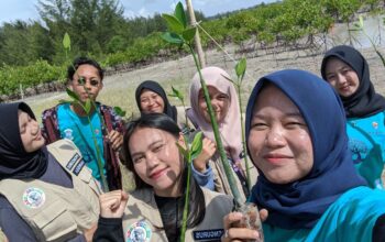 HUT RI Ke-80, Yo’ Kawa Babel Tanam Mangrove dan Gelar Upacara Pengibaran Bendera di Pesisir Lintas Timur
