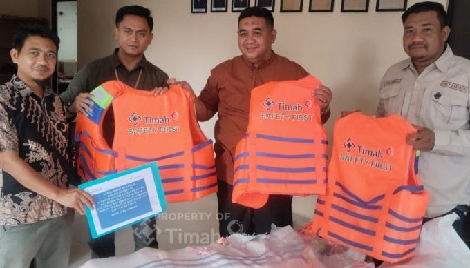 Kelompok Nelayan Kabupaten Karimun dapat Life Jacket dari PT Timah Tbk